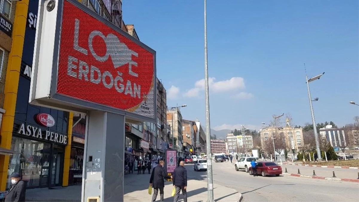 Son dakika haber | Karabük ve Zonguldak\'ta "Love Erdoğan" görseli LED ekranlara yansıtıldı