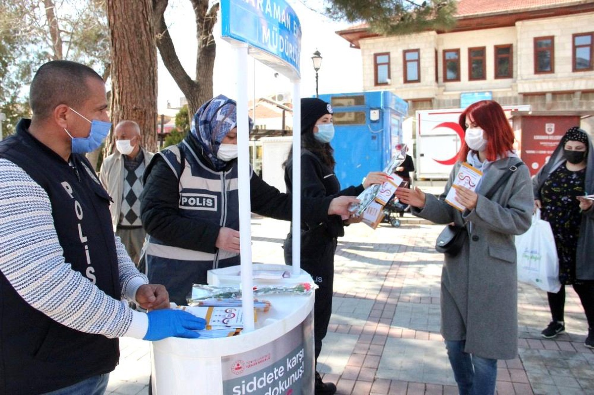 Karaman emniyeti kadınlara karanfil dağıttı