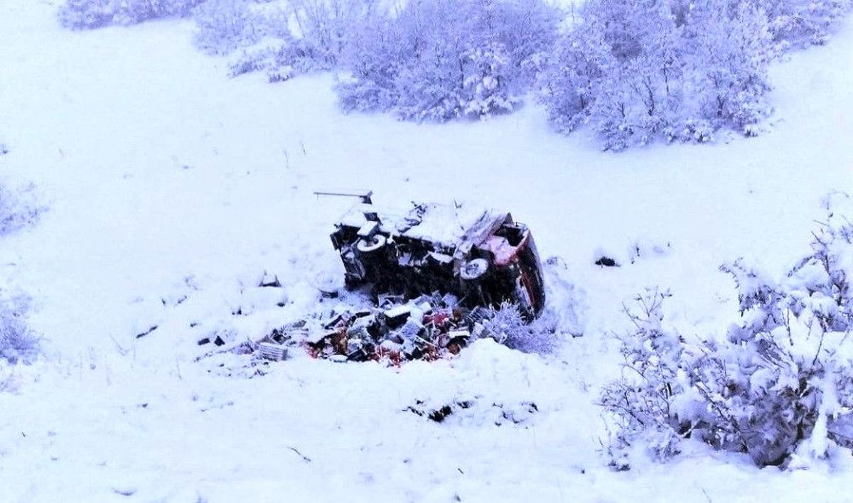 Karlı yolda, kamyonet şarampole devrildi: 1 yaralı