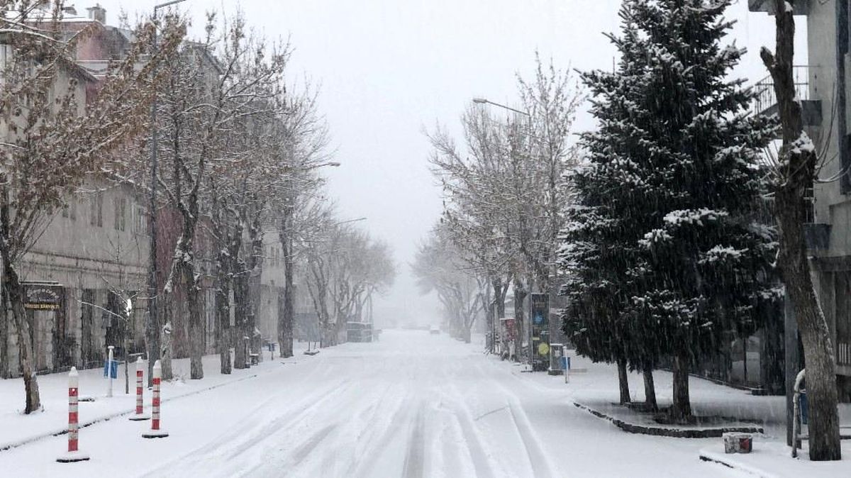 Erzurum, Kars ve Erzincan\'da kar yağışı nedeniyle 898 yerleşim yerine ulaşım sağlanamıyor