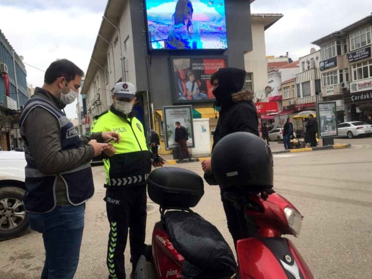 Son dakika 3. sayfa: Keşan\'da tedbirlere uymayan 332 kişiye 834 bin TL ceza