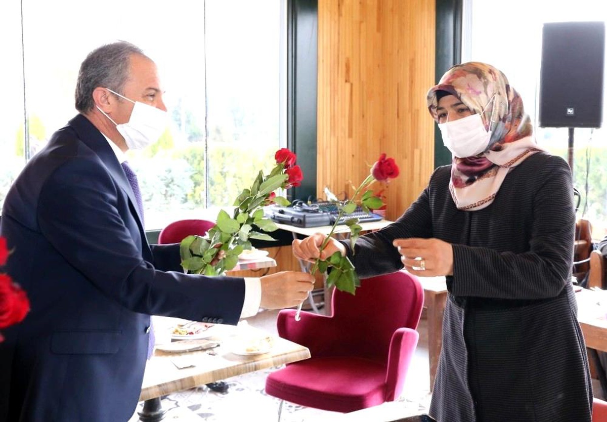 Kılınç, belediyenin kadın personellerinin gününü kutladı