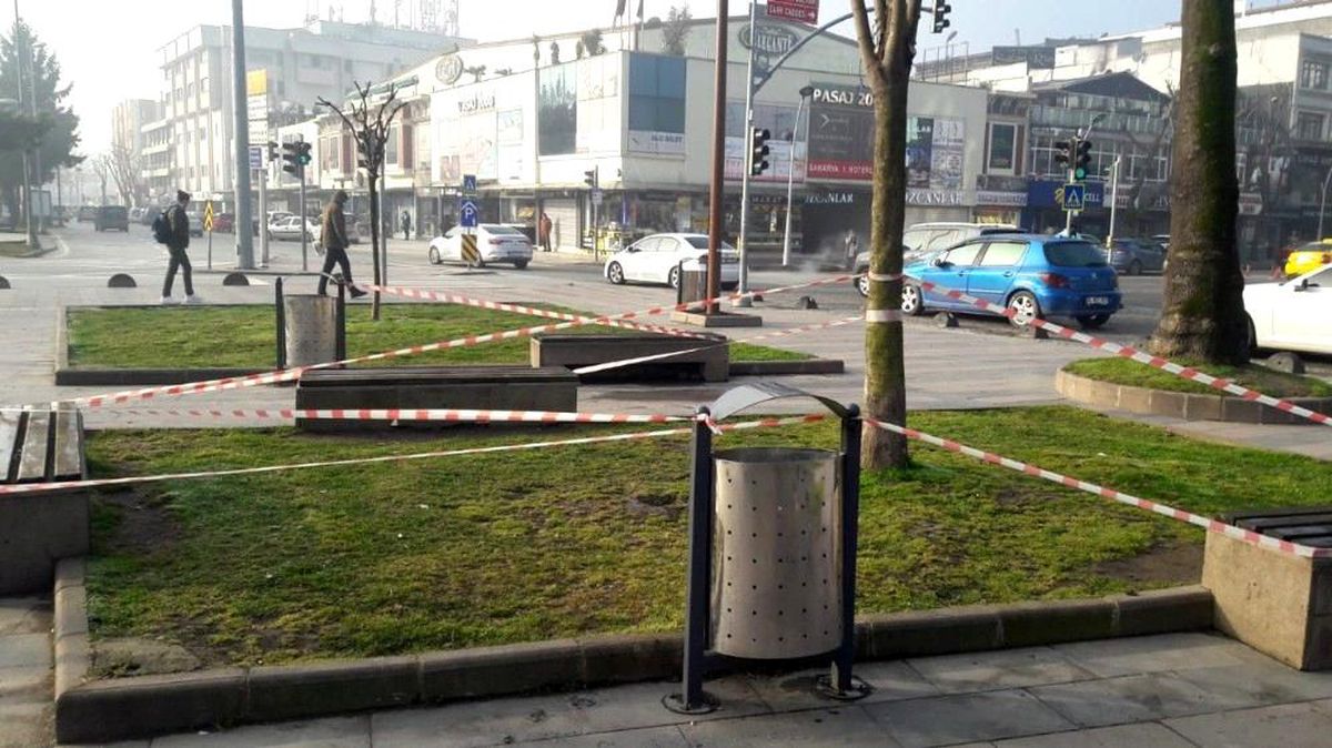 Kırmızı bölgede yer alan Sakarya\'da oturma alanları şeritlerle kapatılıyor