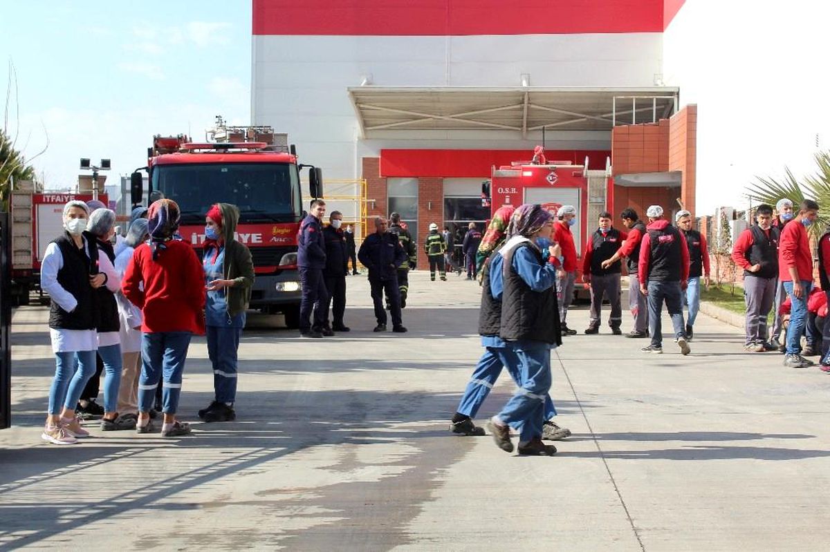 Kuru yemiş fabrikasındaki yangında 17 işçi dumandan etkilendi