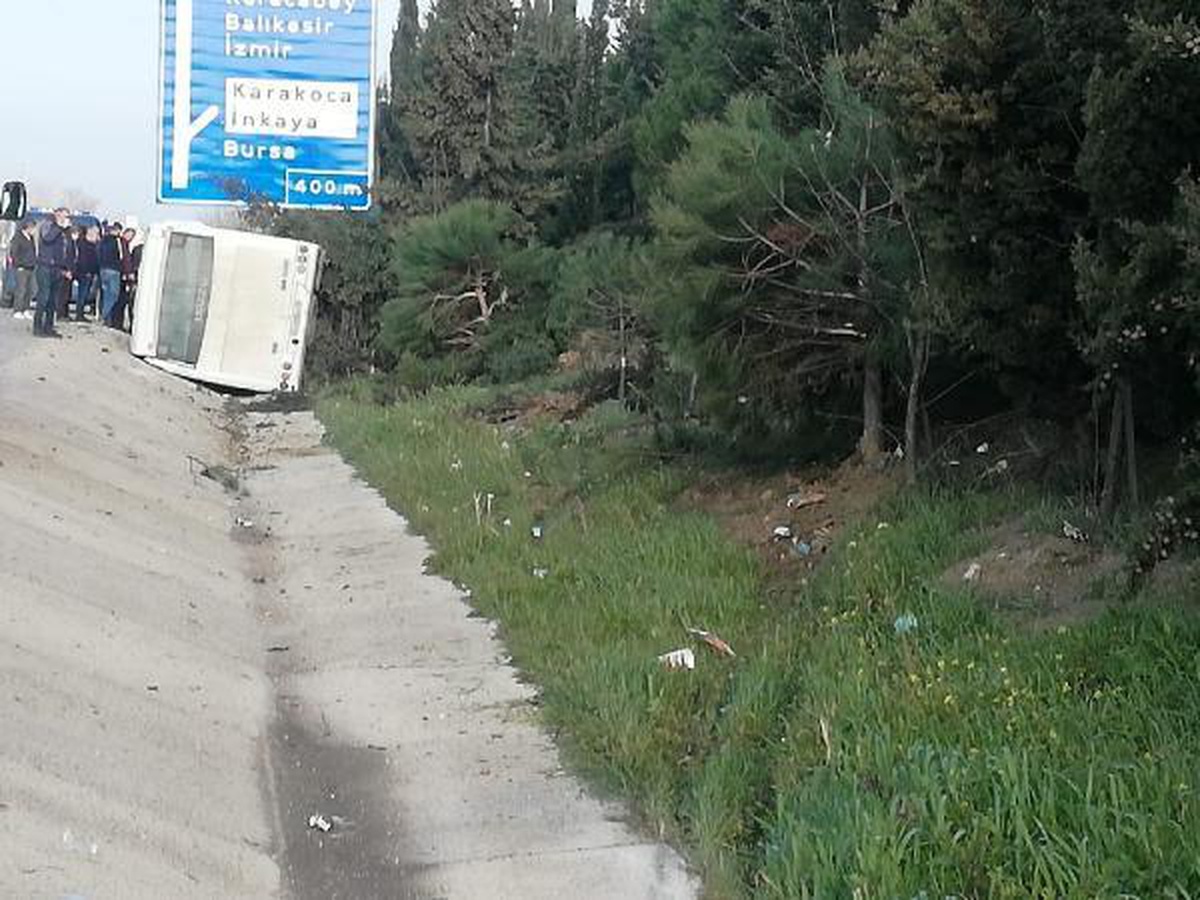 Lastiği patlayan yolcu otobüsü, su kanalına devrildi: 18 yaralı