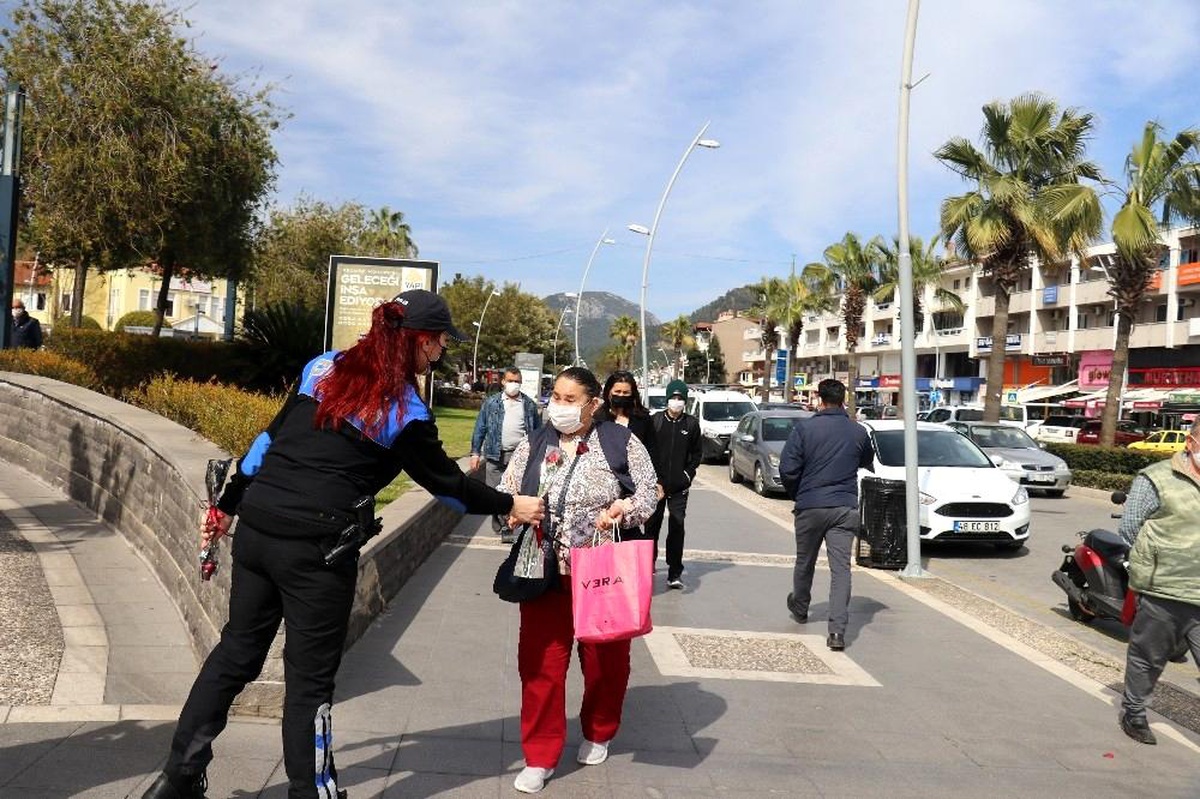 Marmaris\'te kadınlara "Yanınızdayız" mesajlı gül hediye edildi