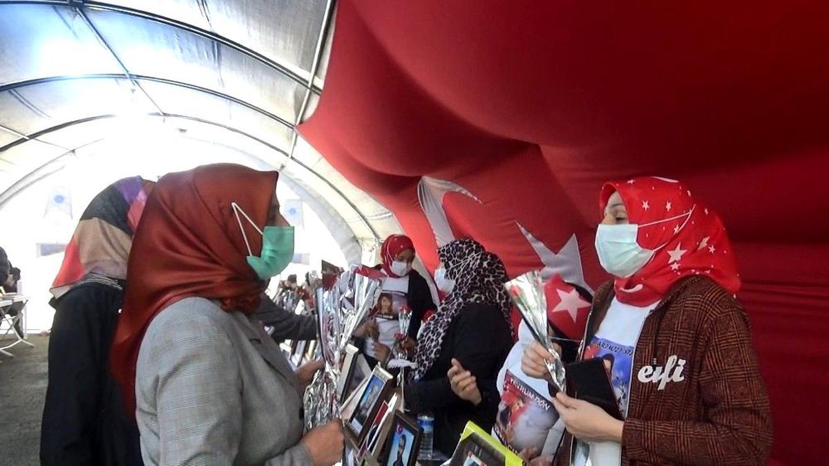 MHP\'li kadınlardan evlat nöbetindeki ailelere 8 Mart ziyareti
