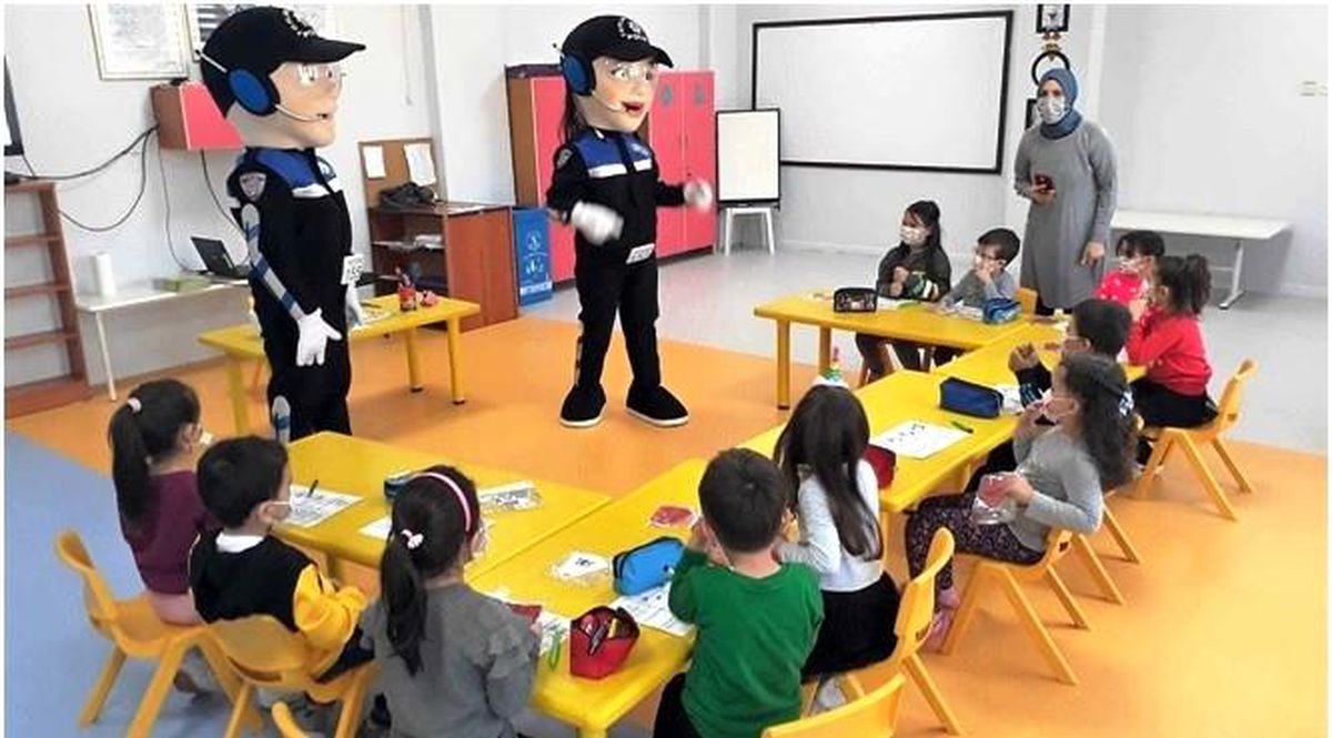 Minik öğrencilere polis tarafından bilgilendirme yapıldı