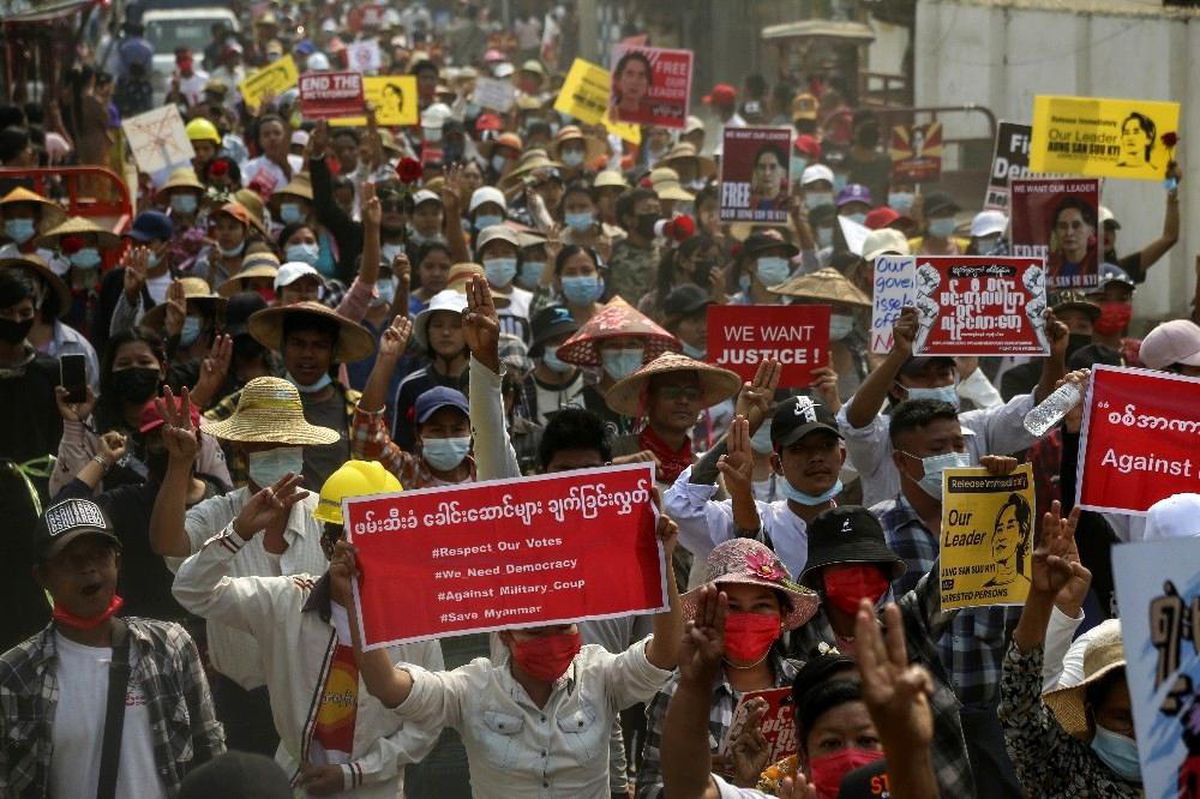 Myanmar\'daki gösterilerde 2 kişi öldü, iş yerleri kapandı
