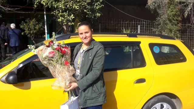 İzmir Şoförler ve Otomobilciler Esnaf Odası Başkanı Anık, kadın sürücünün Kadınlar Günü nü kutladı