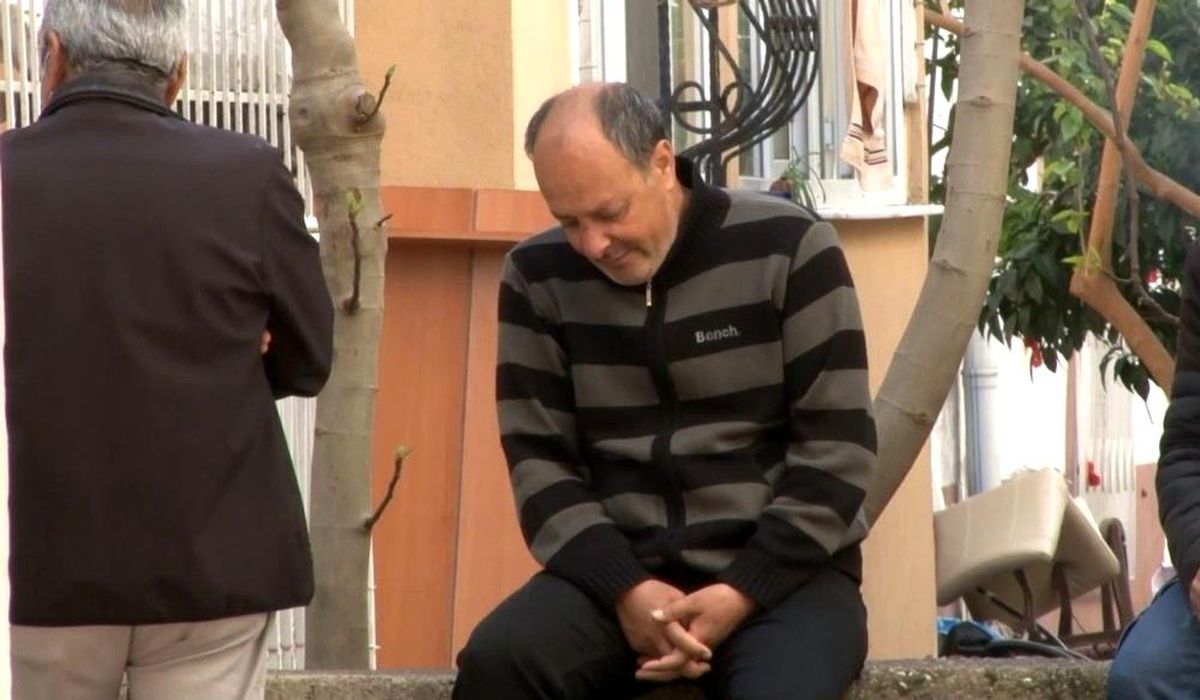 Odasında ölü bulunan 23 yaşındaki elektronik mühendisinin cenazesi gözyaşları içinde evden alındı