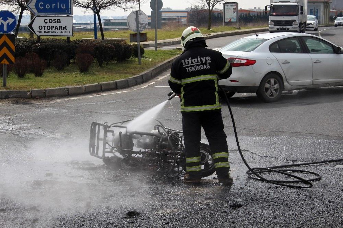 Otoyolda yanan motosiklet saniyeler içinde küle döndü