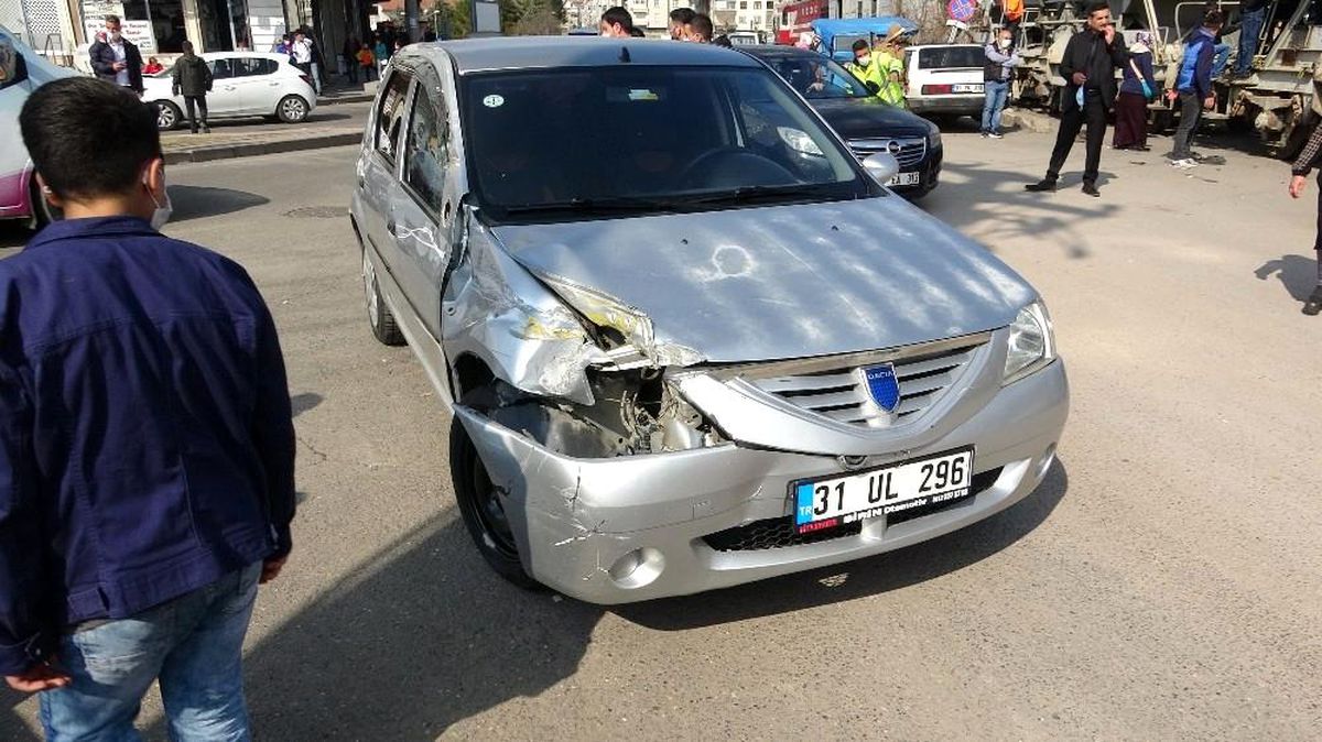 Park yeri aramak için duraklama yaptı, manevra almaya çalışan tren çarptı
