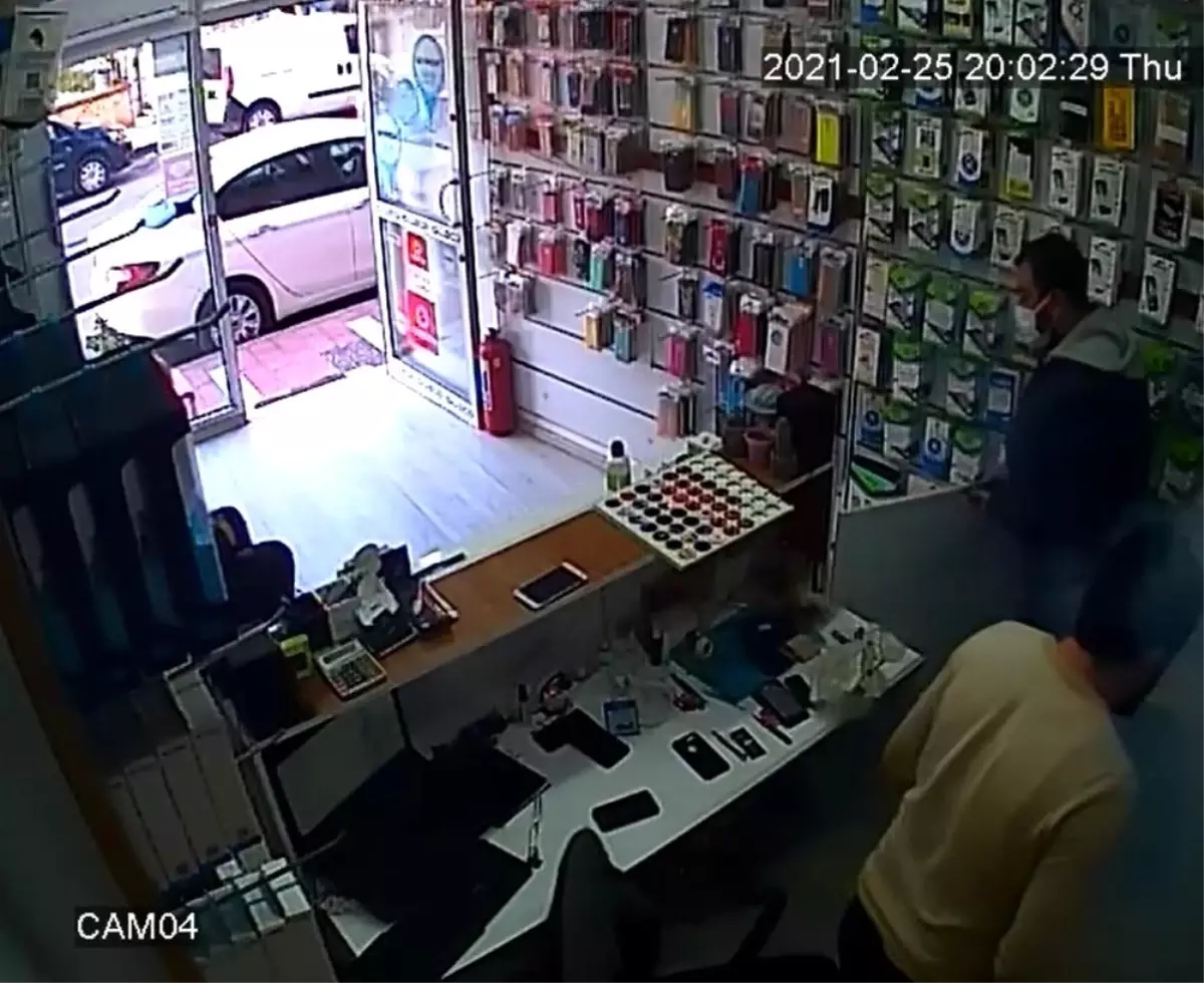 Son dakika haber! - Patlayan telefon bataryası iş yerini duman altında bıraktı