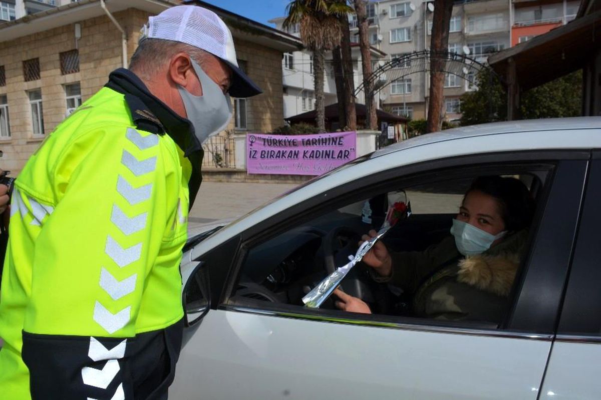 Son dakika haberi: Polis ekipleri ceza için değil çiçek vermek için durdurdu