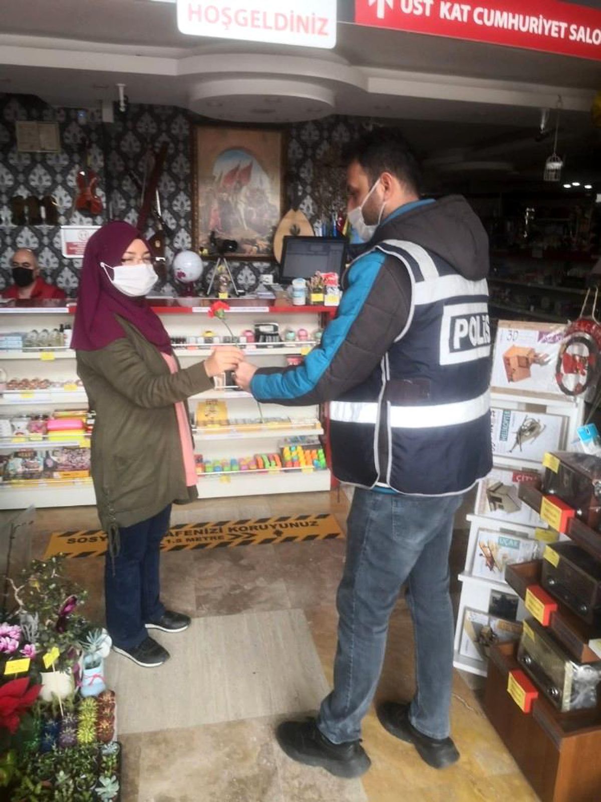 Son dakika... Polis ekipleri kadınlara \'karanfil\' hediye etti, günlerini kutladı