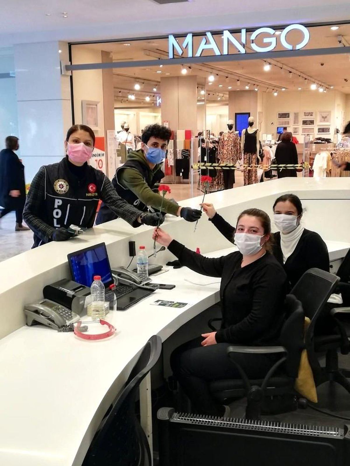 Son dakika haberi: Polislerden kadınlara karanfil