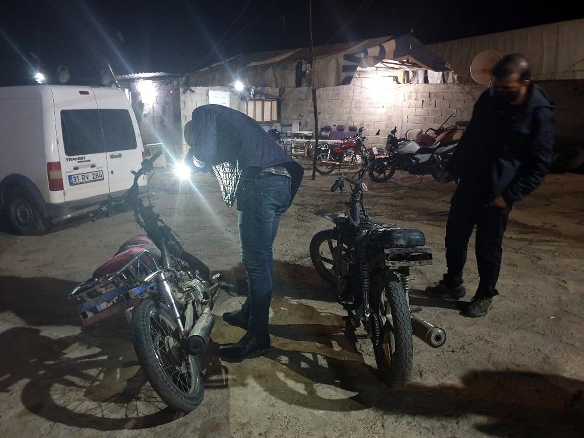 Reyhanlı\'da çalıntı motosikletler denetim yapan polise takıldı
