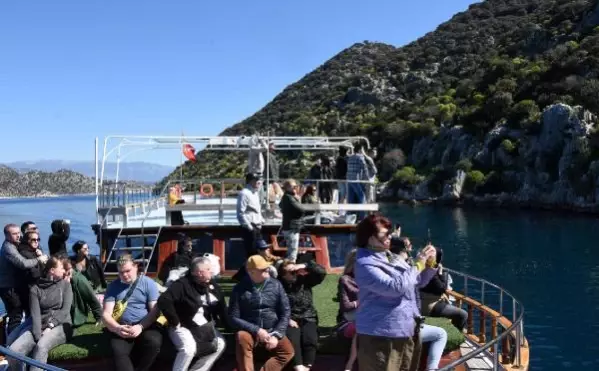 Rus turistler, Kekova'da yazı yaşadı