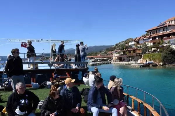 Rus turistler, Kekova'da yazı yaşadı