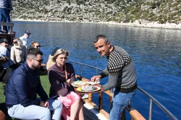 Rus turistler, Kekova'da yazı yaşadı