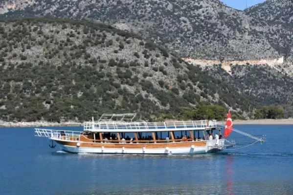 Rus turistler, Kekova'da yazı yaşadı