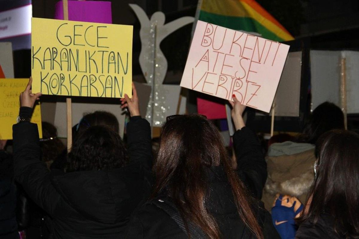 Samsun\'da kadınlar kadın cinayetleri ve şiddete tepki için yürüdü
