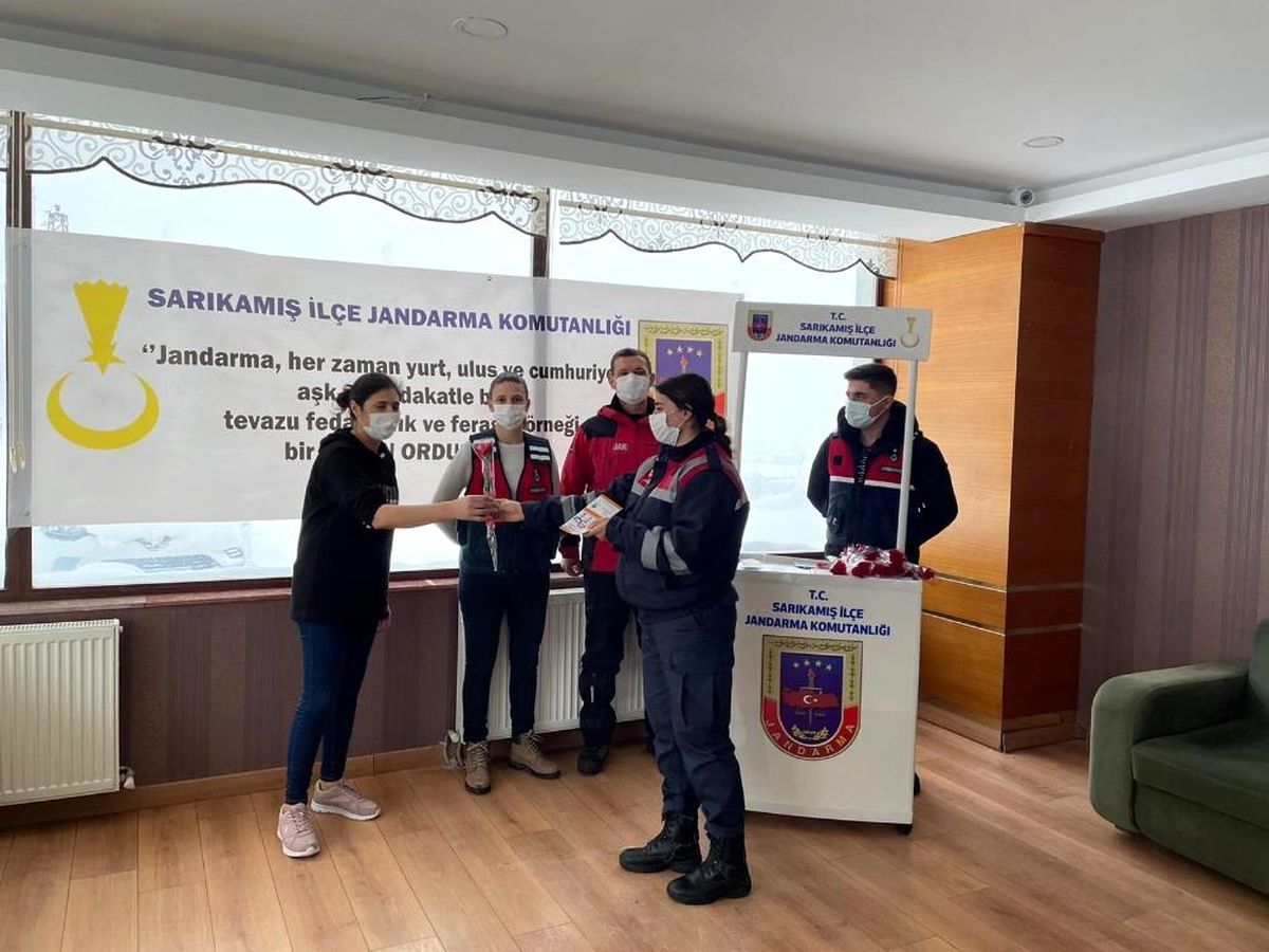 Sarıkamış\'ta jandarma kadınlara karanfil dağıttı