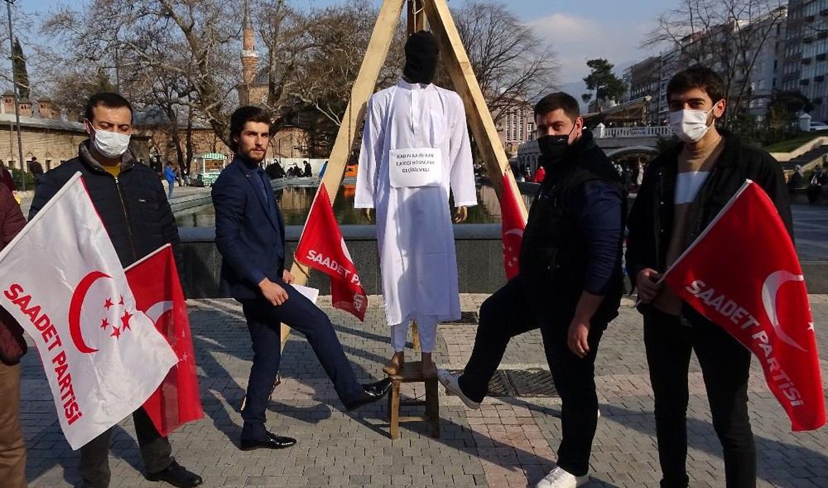 Şehir merkezine darağacı kurup kadın katilini idam ettiler