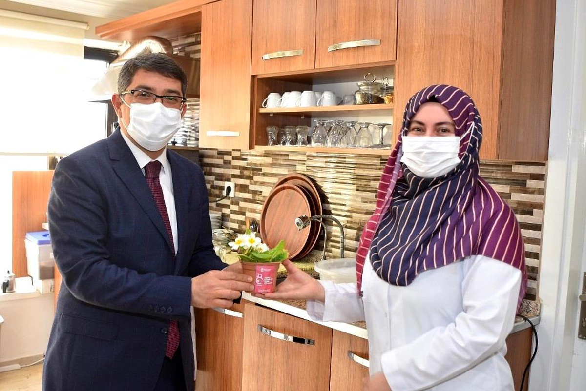 Şehzadeler\'in kadınlarına 8 Mart çiçekleri Başkan Çelik\'ten