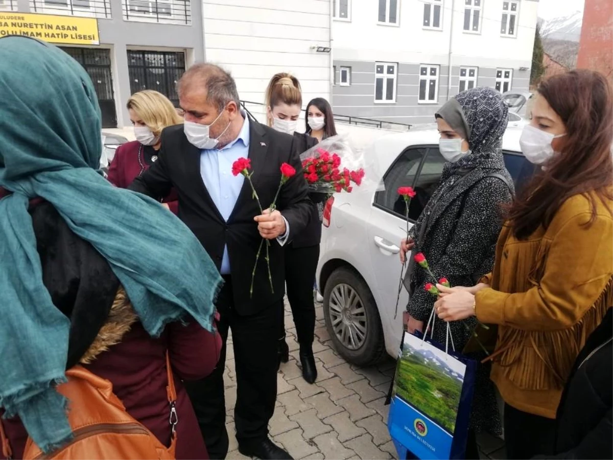 Şenoba Belediye Başkanı Alihan Babat kadınlara karanfil dağıttı