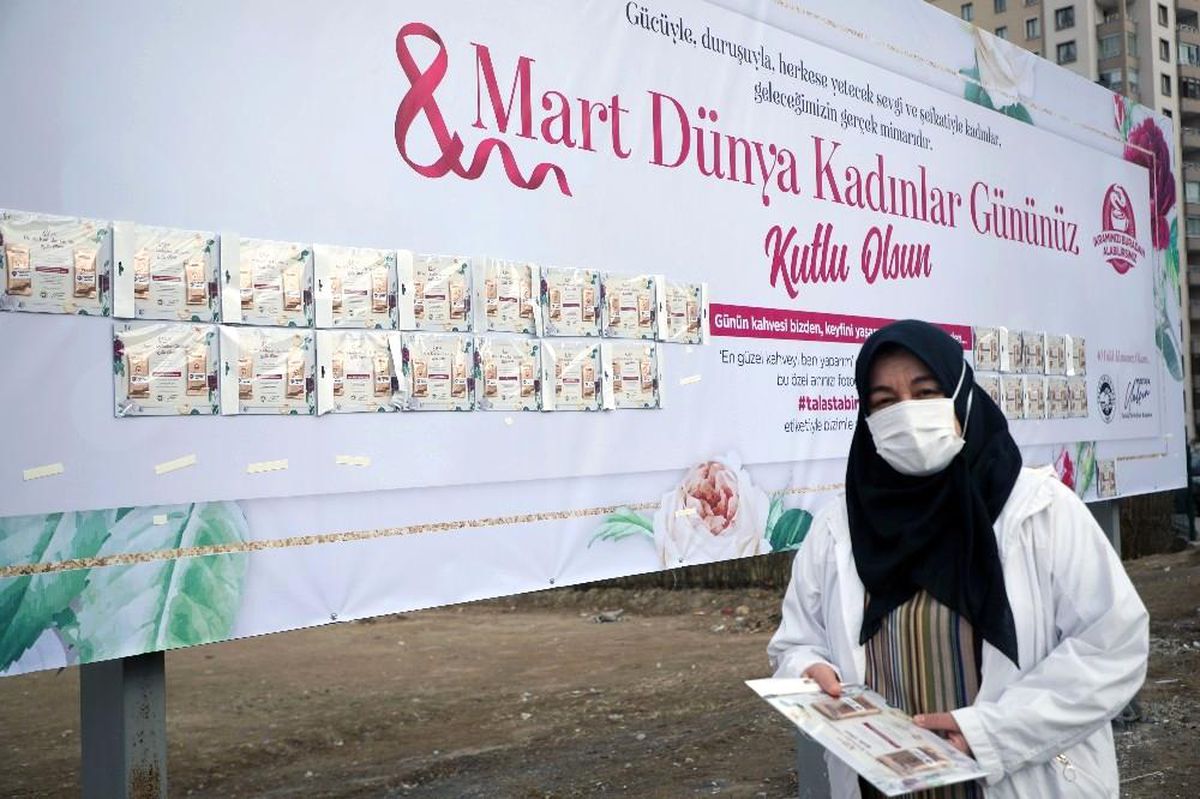 Talas Belediyesi, 8 Mart Dünya Kadınlar Günü\'nü reklam panolarına astığı kahveyle kutladı