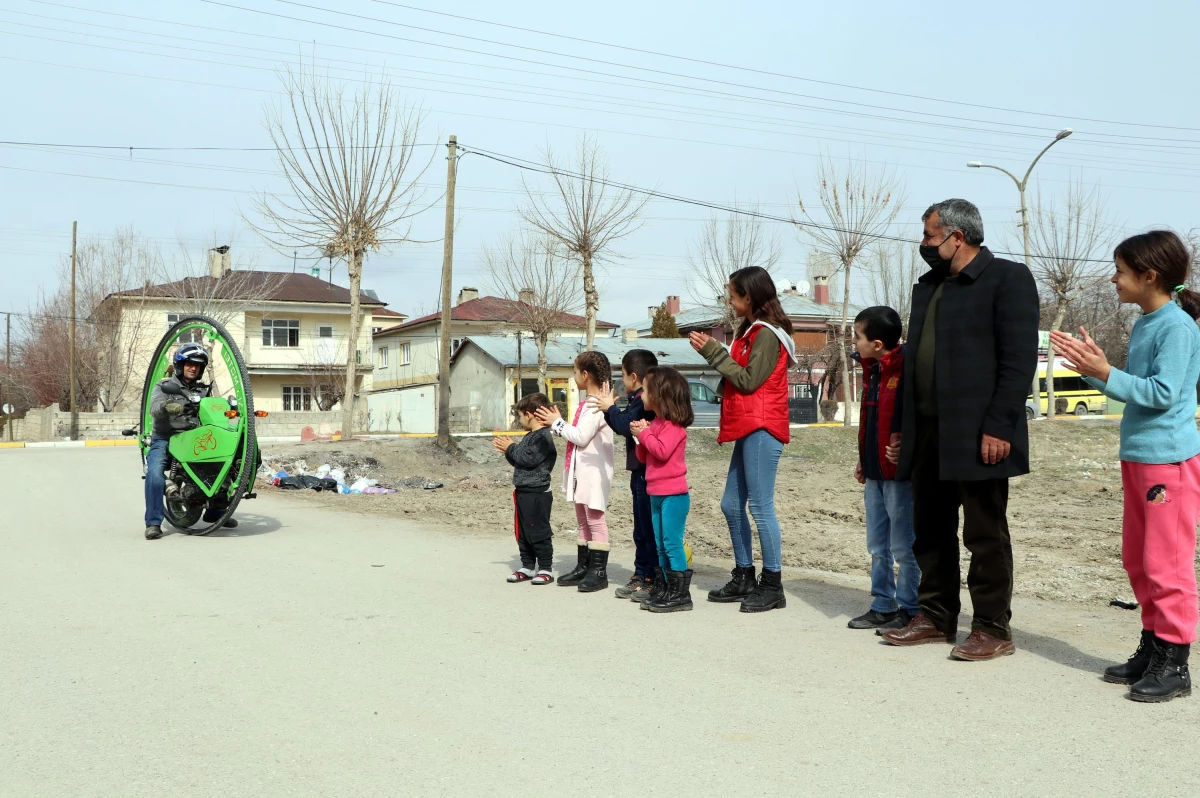 Tek tekerlekli motosiklet yaptı, gören hayran kaldı