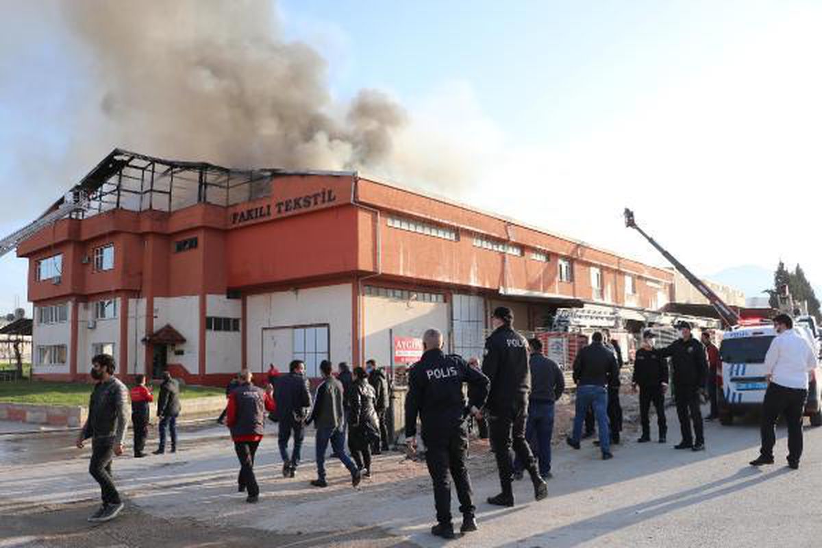 Son dakika haberleri: Tekstil fabrikasında korkutan yangın (2) -Yeniden