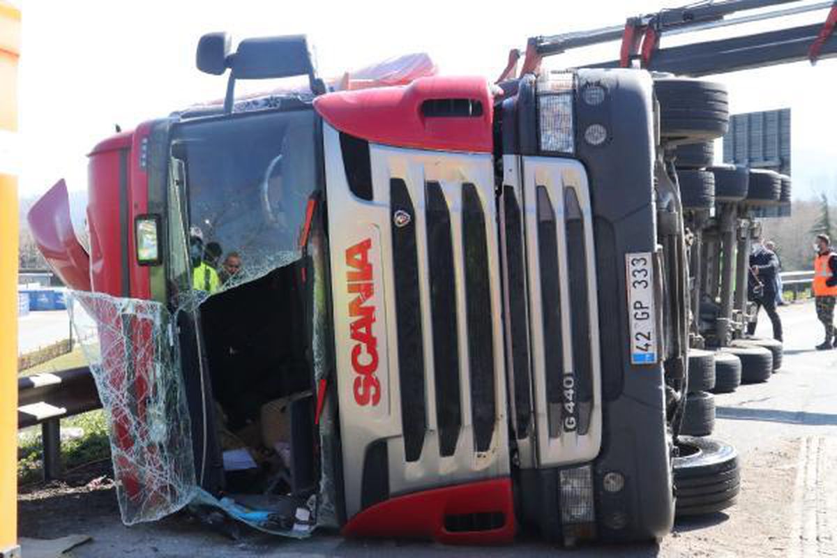 TIR devrildi, kilometrelerce araç kuyruğu oluştu