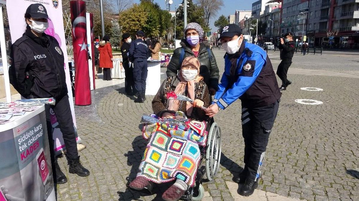 Son dakika haberleri! Uşak\'ta polis ve jandarmadan kadınlara karanfilli kutlama