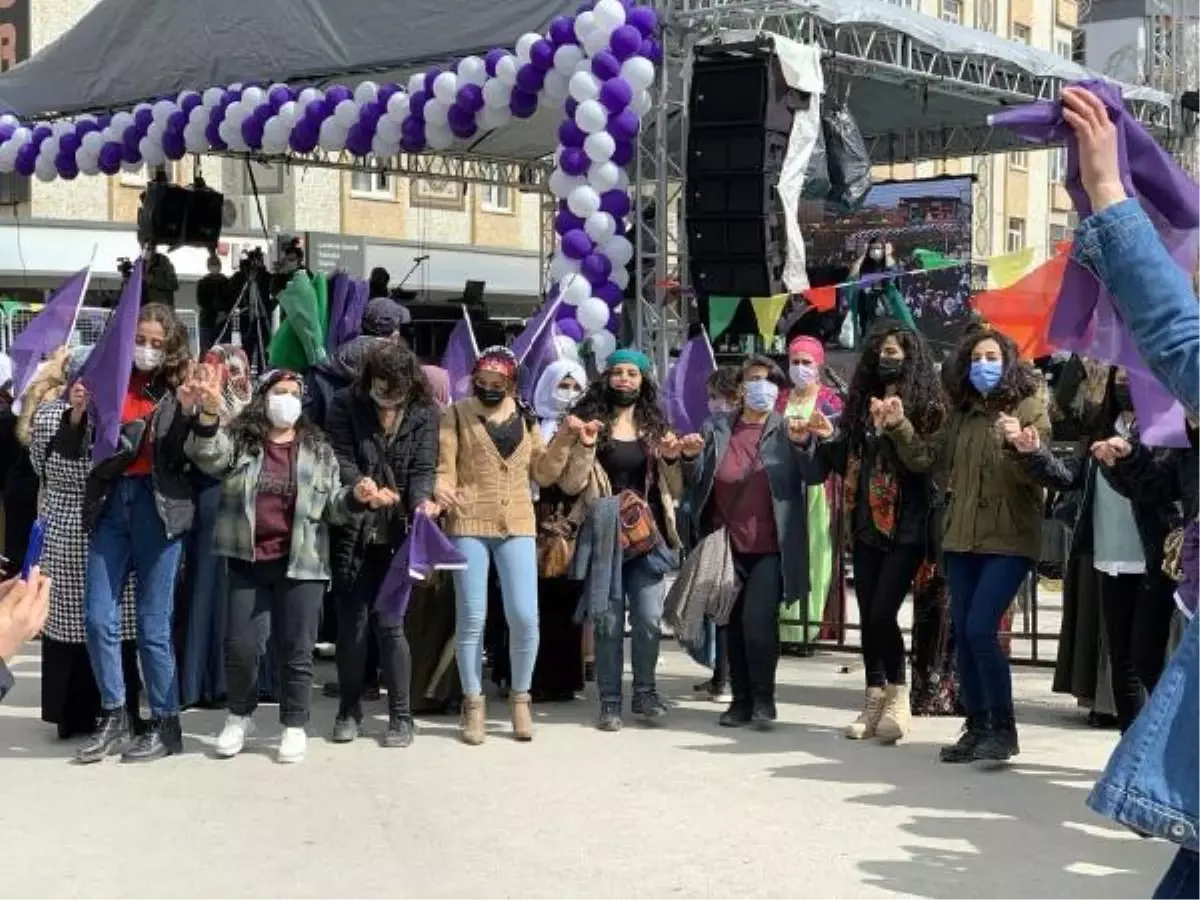 Van\'da HDP\'nin Kadınlar Günü etkinliğinde pandemi unutuldu; kol kola halay çektiler