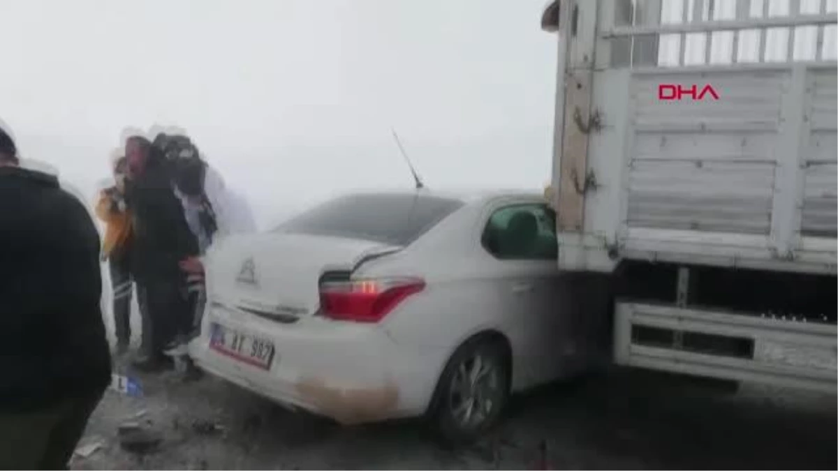 VAN Tendürek Dağı geçidinde zincirleme \'buzlanma\' kazası: 1 yaralı