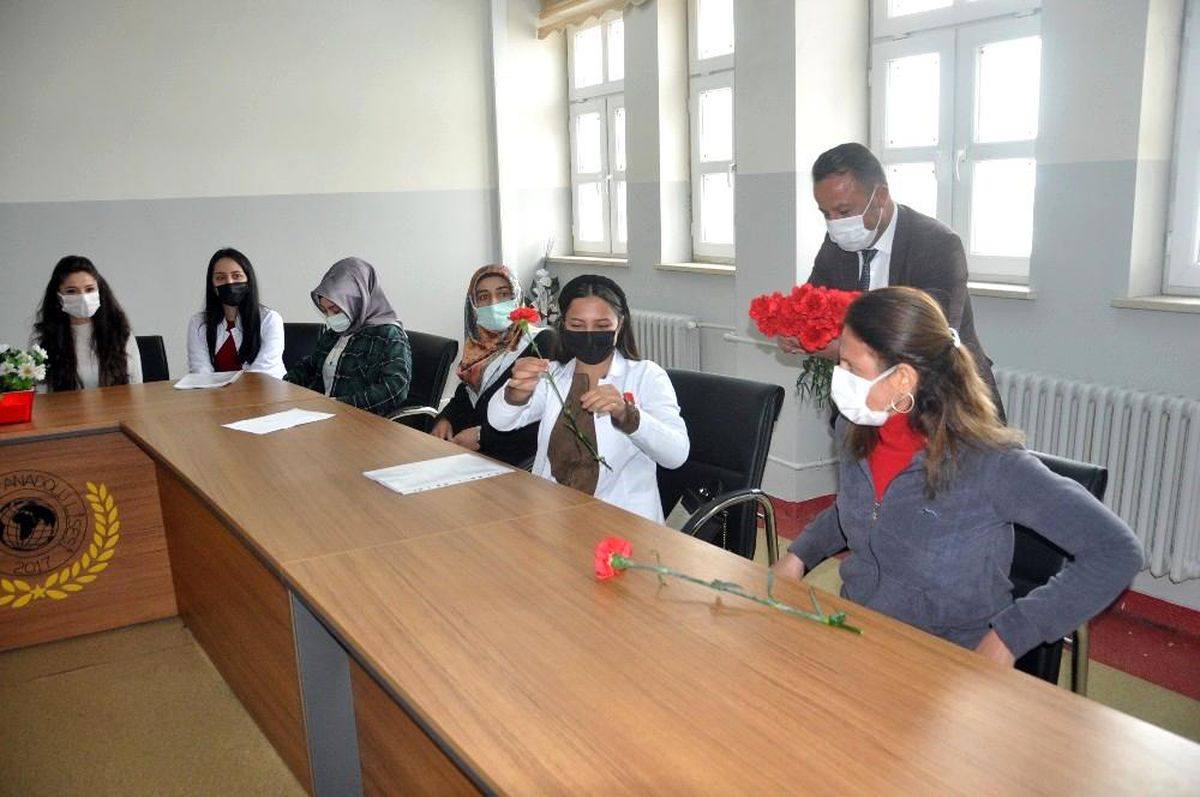 Yüksekovalı muhtardan öğretmenlere gül ve yaş pasta sürprizi