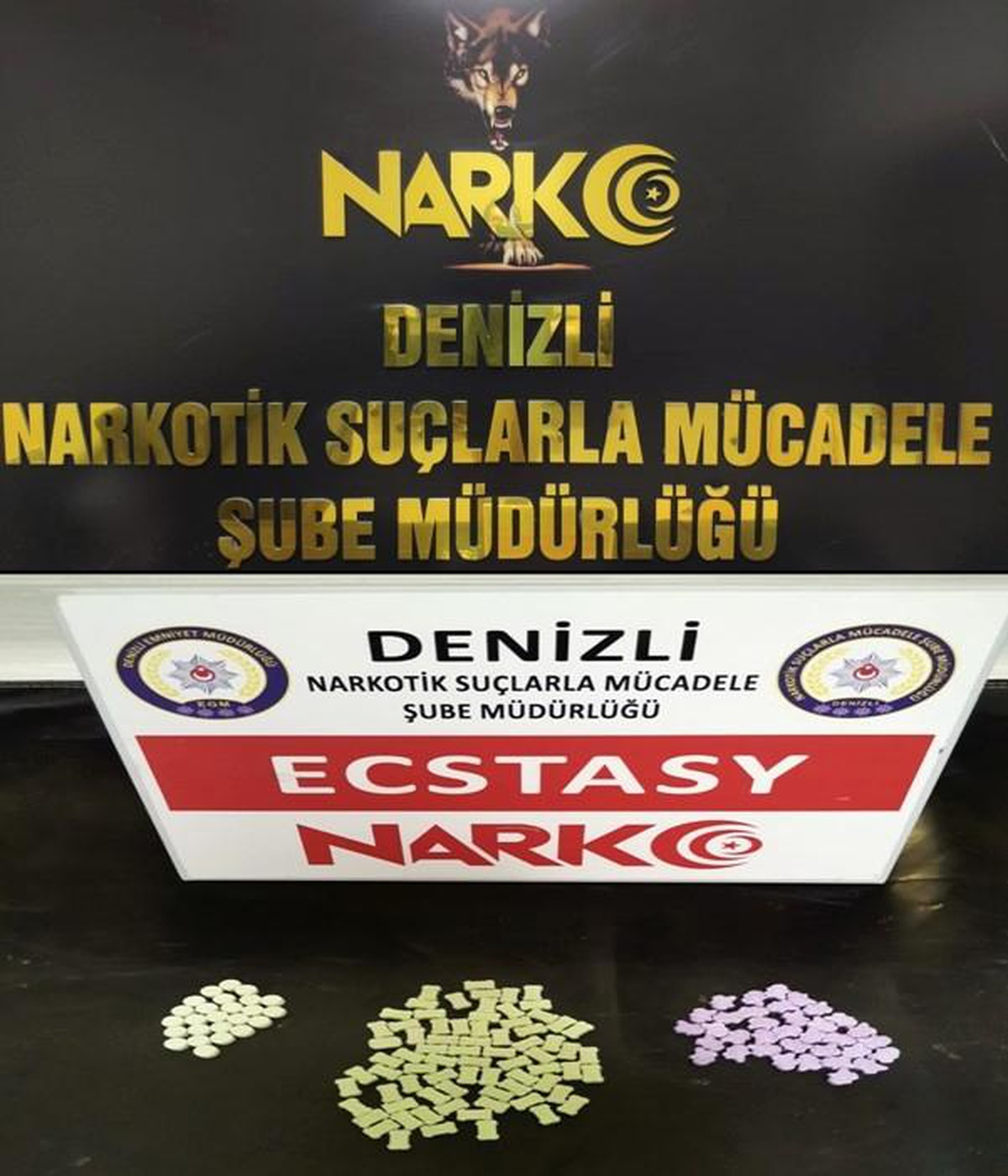 Zehir tacirleri yakalanmamak için uyuşturucu hapları iç çamaşırlarına saklamışlar