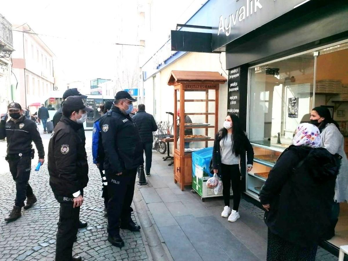 Ayvalık\'ta polis pandemi denetimleri için sahada