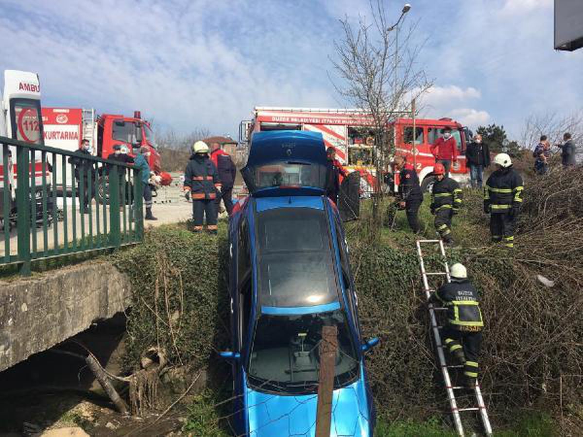 Düzce\'de dereye düşen otomobildeki anne-kız yaralandı
