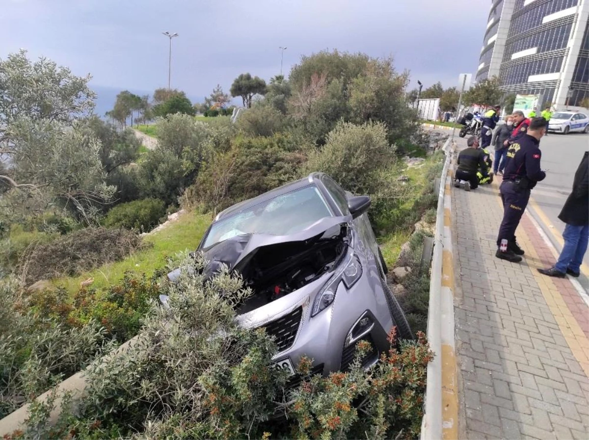 Ehliyetsiz sürücü şarampole uçtu; 2 yaralı