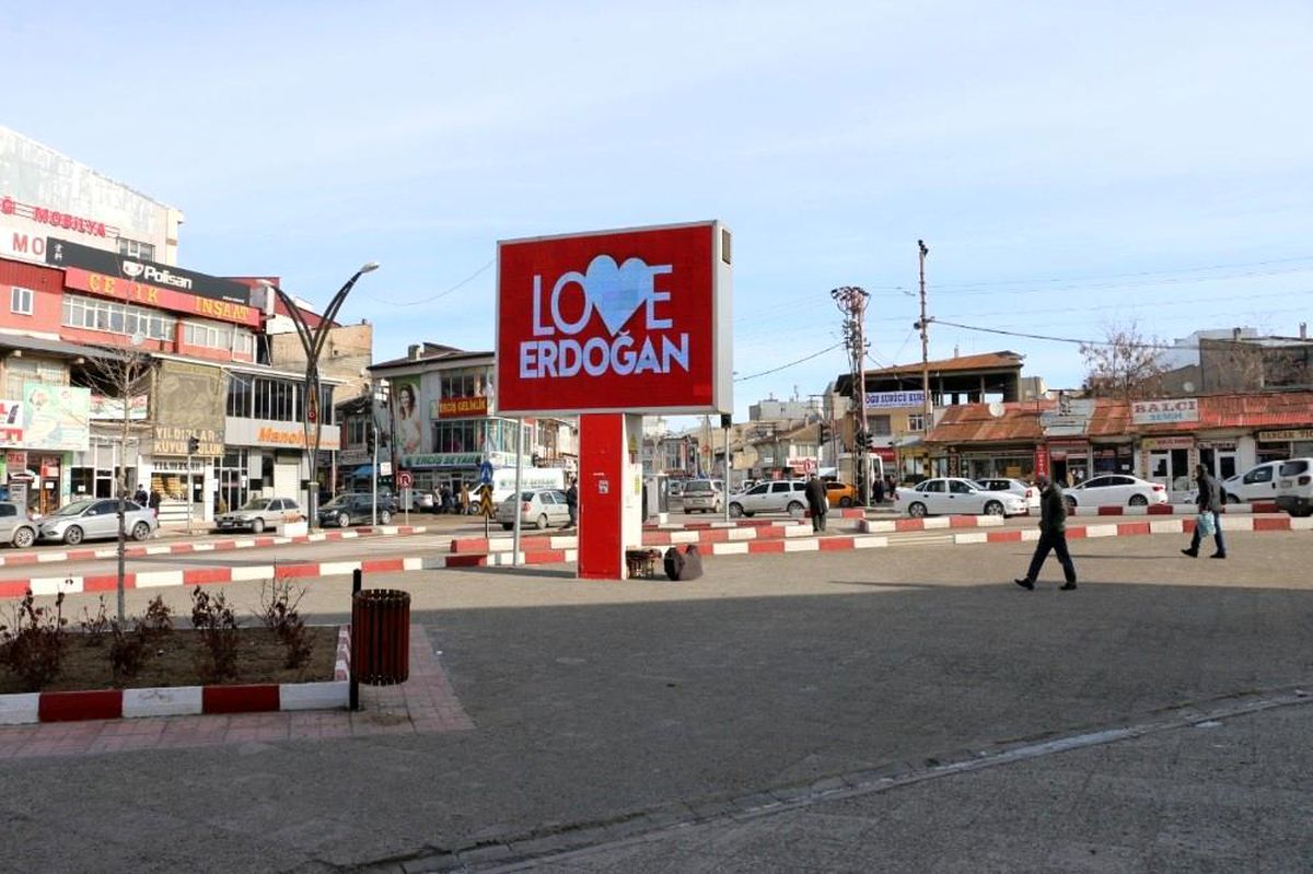 Erciş\'te "Love Erdoğan" görseli