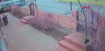 Bahçe duvarını yıkan minibüsün altında kalmaktan son anda kurtuldu