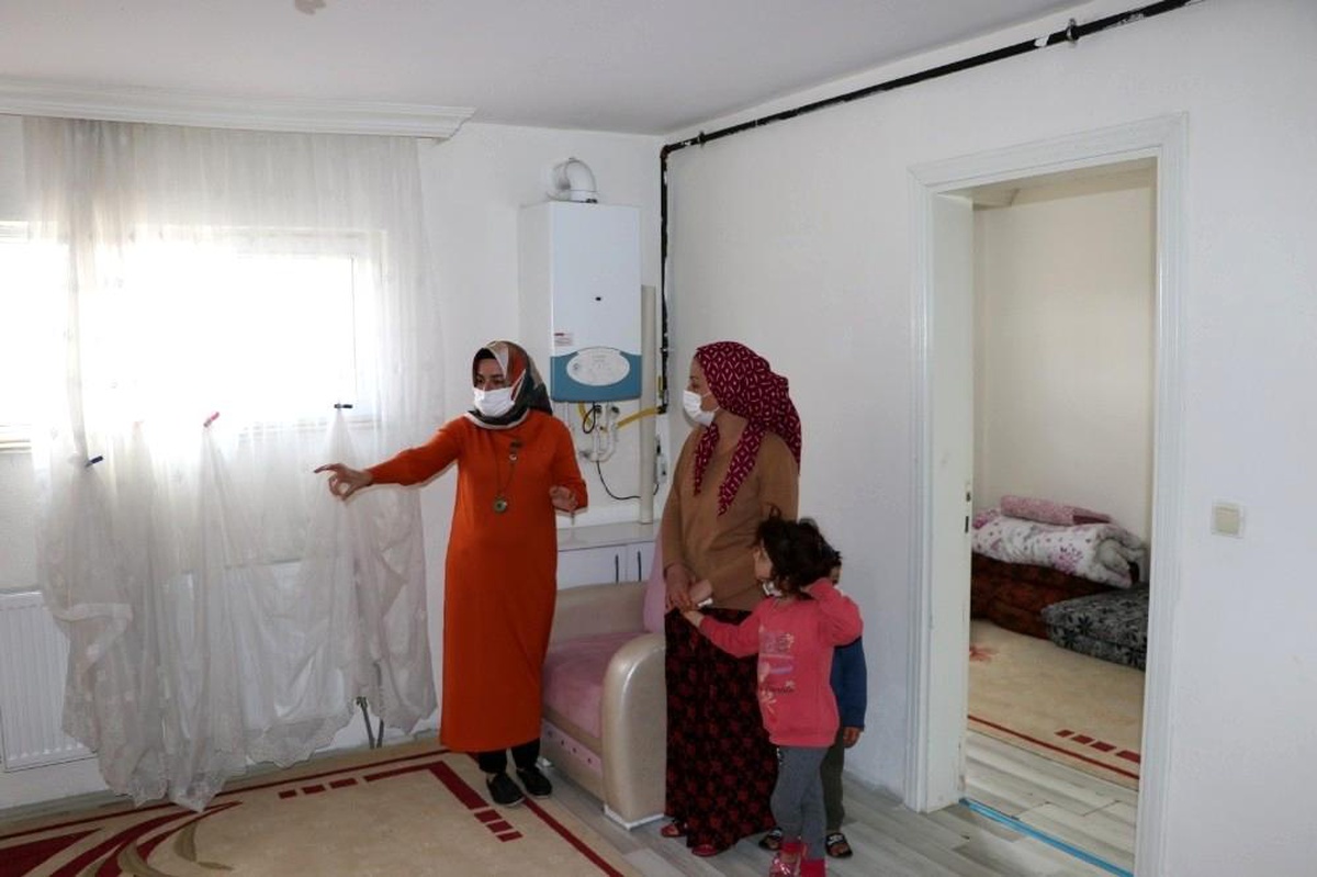 Gaziantep\'te iki çocuğuyla sokakta kalan anneye yardım eli
