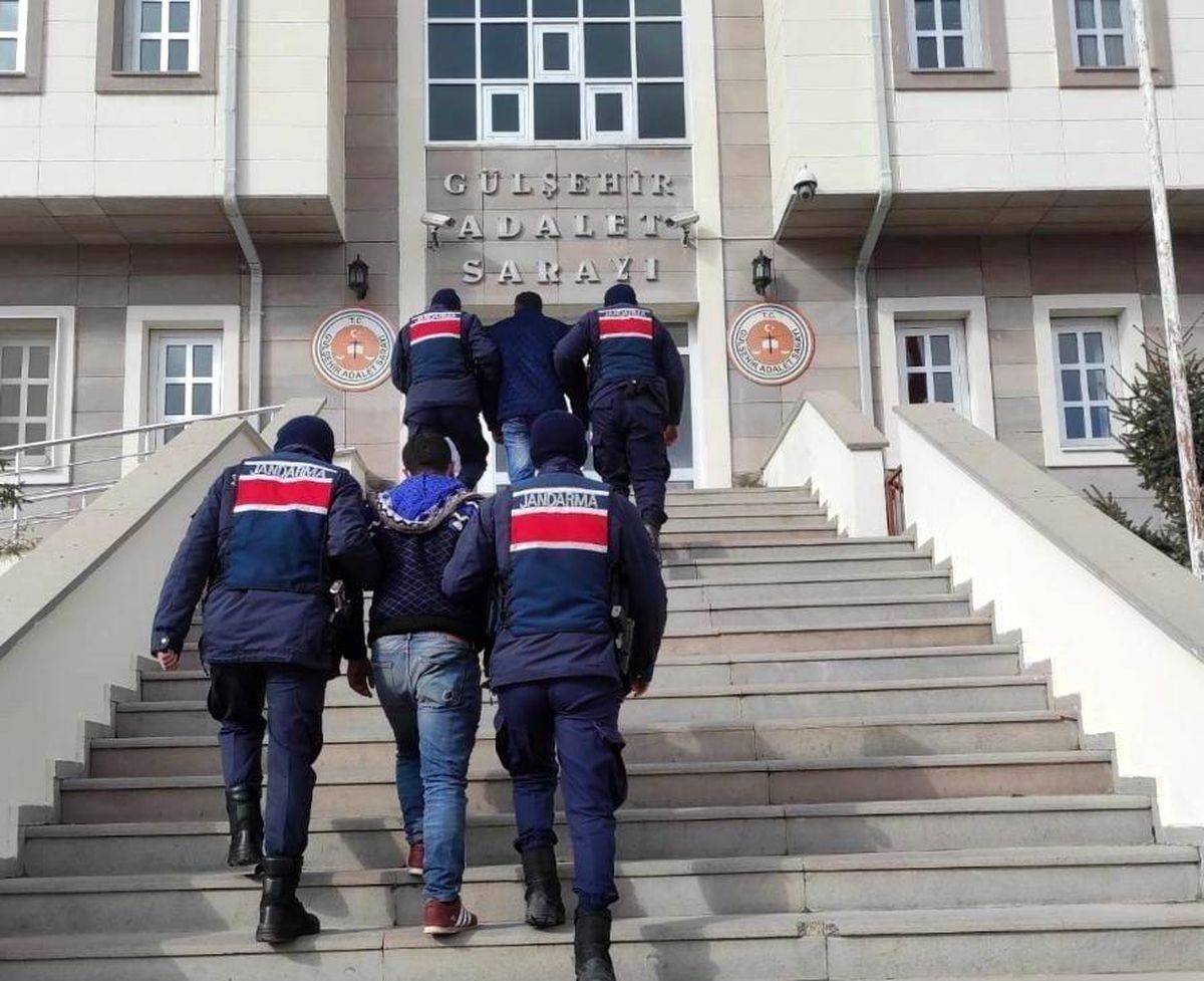 Hırsızlık suçundan aranan 2 şahıs yakalandı