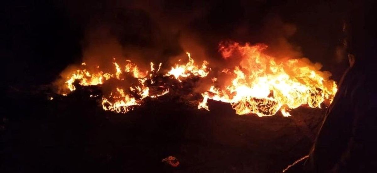 Yakılan hurda lastiklerine itfaiye ekibi yetişti