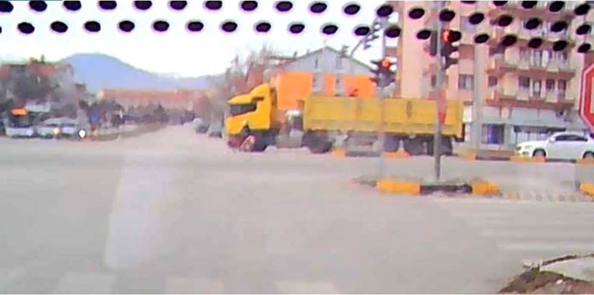 Son dakika haber | Isparta\'da tır ile çarpışan motosikletin sürücüsü ölümden döndü
