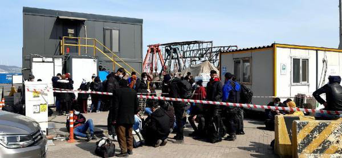 Konteynerdeki 55 kaçak göçmen bitkin halde bulundu